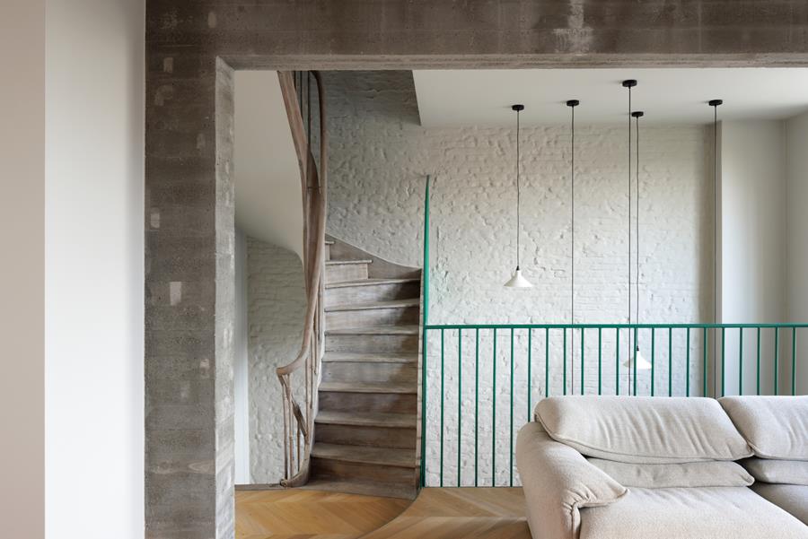 Totaalrenovatie in hartje brugge: verf en vakmanschap als sleutelrol